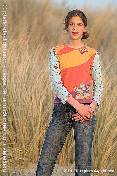 jeune fille dans les dunes - girl in the sand dune